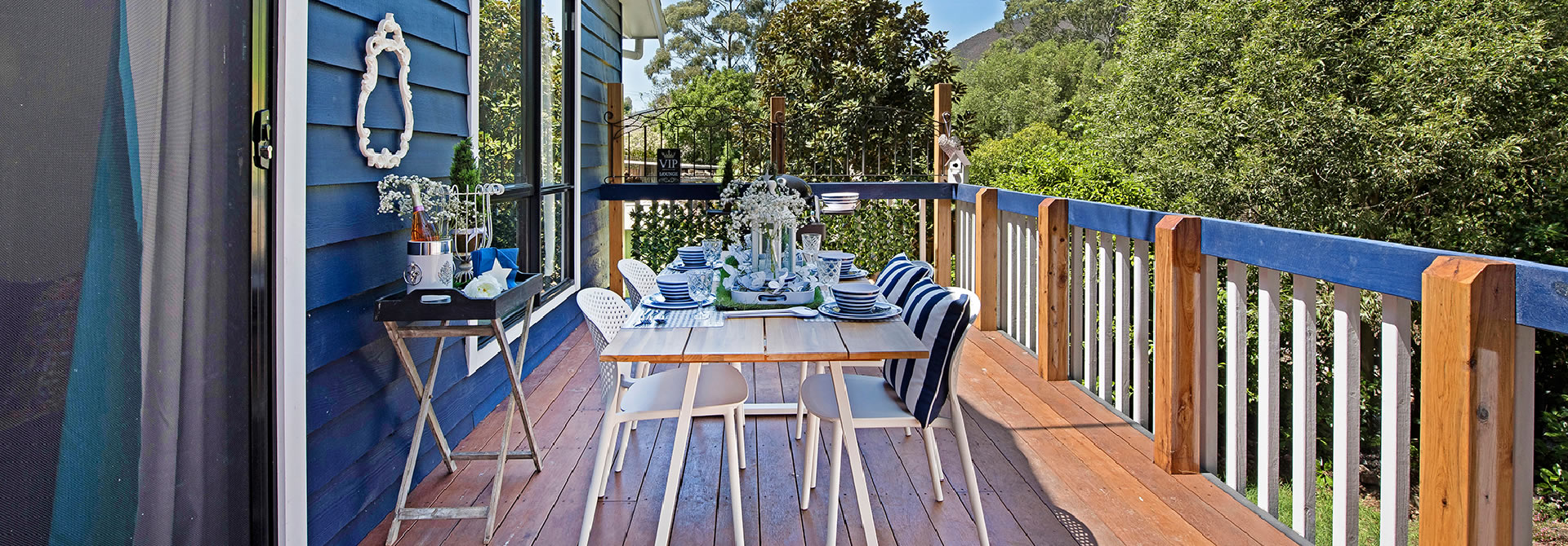 Eat outdoors on the balcony